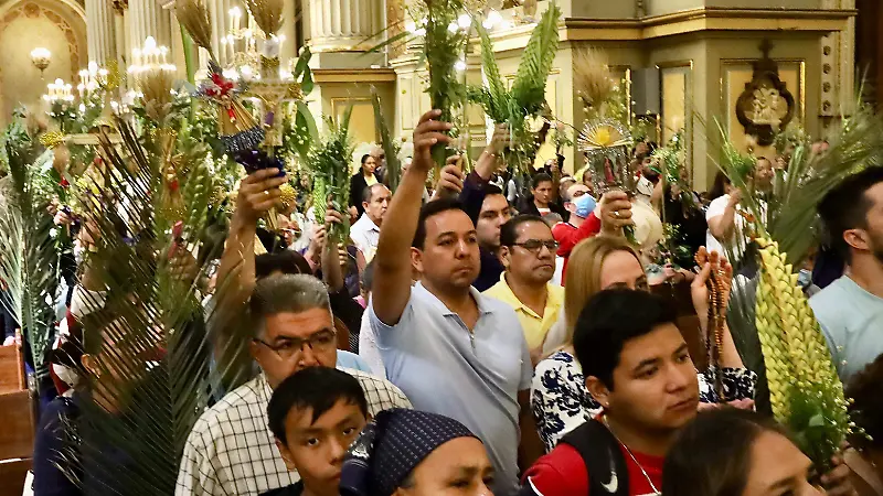 Feligreses conmemoran el Domingo de Ramos con procesión y misa en Catedral